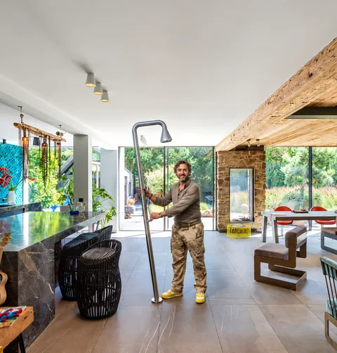 Man met metalen object in interieur