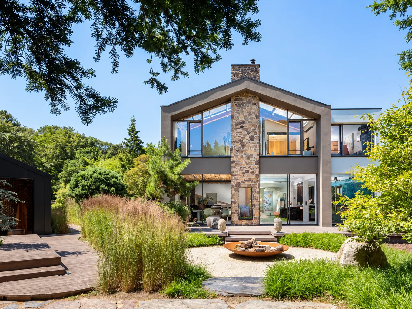 Heldere architectuurfoto van huis en tuin