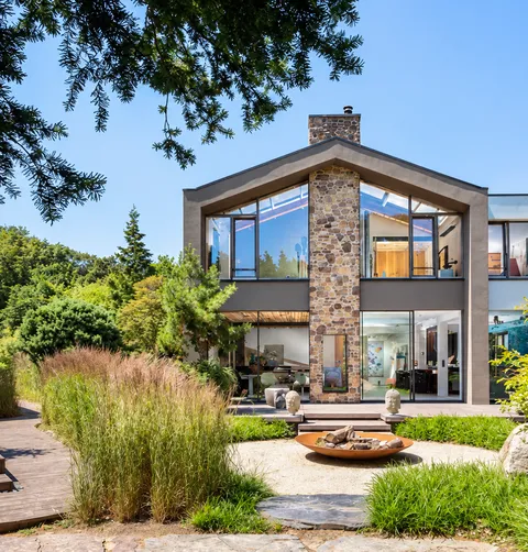 Heldere architectuurfoto van huis en tuin