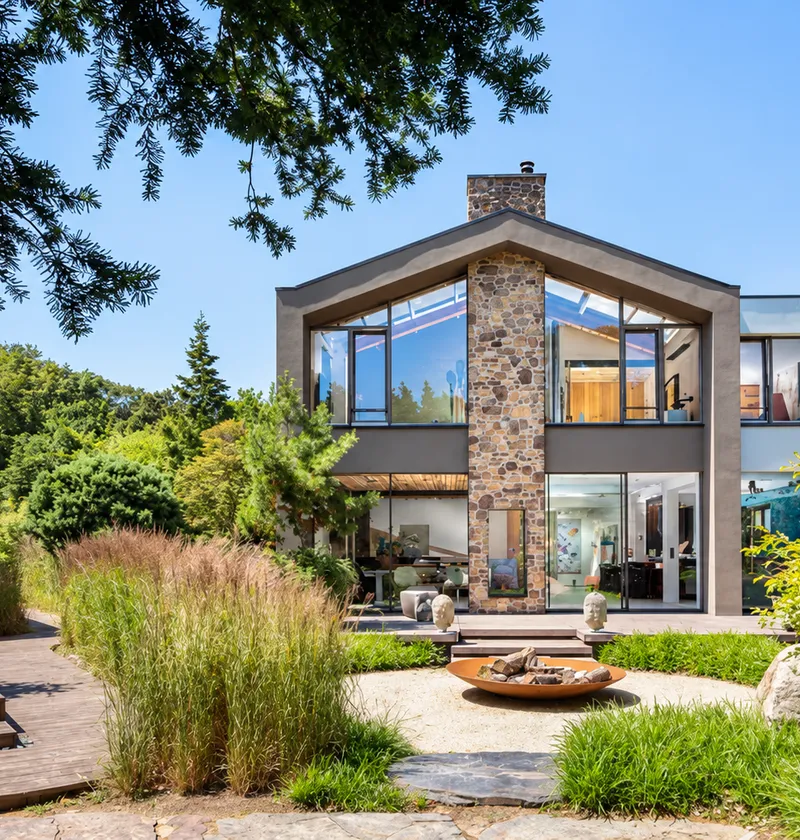 Heldere architectuurfoto van huis en tuin